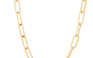 Gros plan d'un collier à maillons trombone dorés avec une finition métal poli