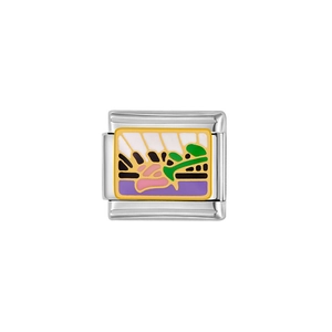 Détail d'un maillon de bracelet italien en argent avec un motif floral coloré en émail