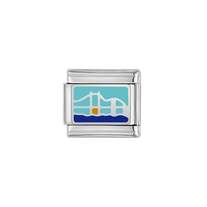 Détail du maillon italien en acier avec motif de pont en émail bleu sur la bague