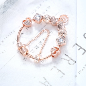 Bracelet à perles or rose classique avec breloques en cristal et cœur sur dentelle