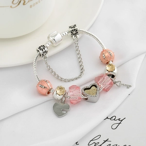 Rosa Herz-Anhänger-Armband mit Schlüsselsymbol und Perlen auf Schlangenkette