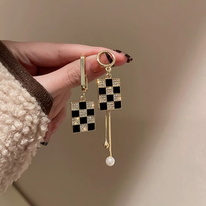 Boucles d'oreilles asymétriques à damier vintage avec émail et perle élégante