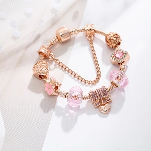 Bracelet à breloques en or rose avec perles en cristal rose et fleurs en émail