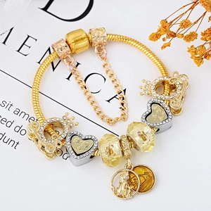Bracciale a catena a serpente dorato con ciondoli a cuore e pendente a forma di leone