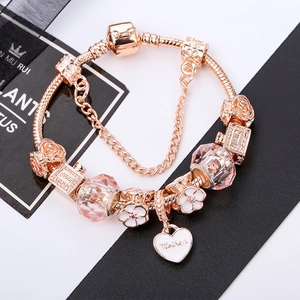Roségold-Schlangenarmband mit rosa Kristallperlen und Herzanhänger mit Mother-Gravur