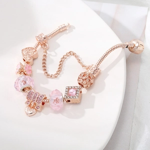 Bracelet maille serpent or rose avec perles en verre rose et pendentif cœur gravé Love