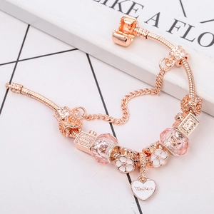 Roségoldenes Schlangen-Armband mit rosa Perlen und Herz-Anhänger mit Mother-Gravur