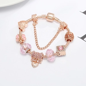 Bracelet maille serpent en or rose avec perles de cristal rose et pendentif en cœur