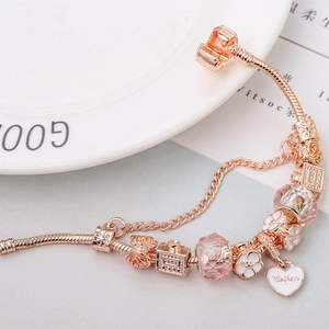 Roségoldenes Schlangenarmband mit Herz-Mutter-Anhänger und rosa Kristallperlen