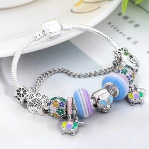 Pulsera de cuentas de cristal de colores con dijes de plata S925 y un lindo conejo