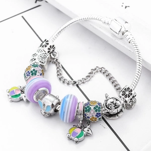 Pulsera de cadena de serpiente con cuentas de vidrio de colores y dijes de esmalte