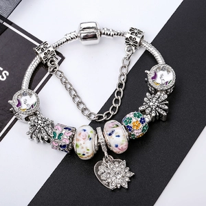 Silbernes Schlangenarmband mit Einhorn-Perlen, Blumenanhängern und Herz-Charm aus Emaille