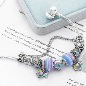 Pulsera de cadena de serpiente plateada con cuentas de esmalte y colgante de conejo