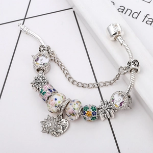 Silbernes Schlangenarmband mit Einhorn-Perlen, bunten Emaille-Blumen und Herzanhängern