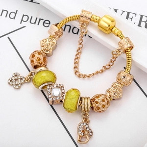 Goldenes Schlangenarmband mit Herzanhängern und funkelnden gelben Kristallperlen