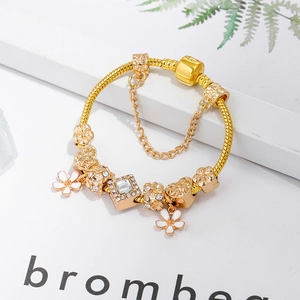 Gouden slangenketting bedelarmband met witte emaille bloemen en holle hartkralen