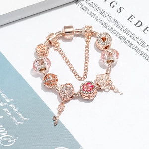 Roségoldenes Schlangenarmband mit Kristallperlen, Emaille-Blumen und Herzschloss-Anhängern