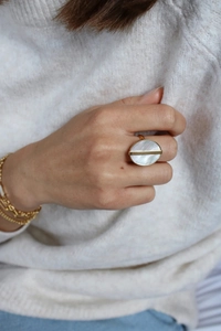 Detail van vintage gouden open ring met ovale parelmoer inleg op de vinger van model