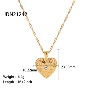 Collana con ciondolo a cuore dorato con strass bianco e catena a corda intrecciata