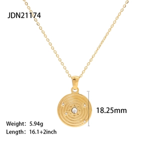 Collana con ciondolo a moneta d'oro con incisioni orbitali e zirconi bianchi da 18,25mm