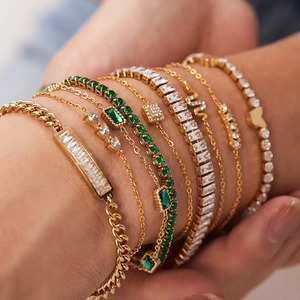 Set di bracciali in acciaio al titanio placcati oro 18K con zirconi bianchi e verdi
