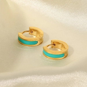 Gros plan détaillé de créoles en plaqué or 18 carats avec incrustation d'émail turquoise