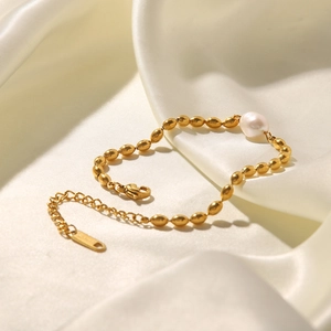 Détail du bracelet en acier inoxydable doré avec perle d'eau douce et perles ovales