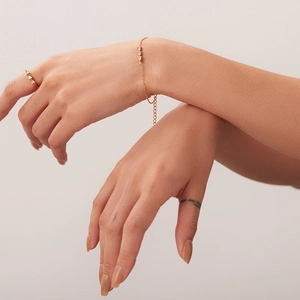 Dettaglio del set bracciale e anello placcati oro 18K con pietre di zircone a goccia