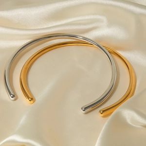 Set di collane torque minimaliste placcate in oro 18K e argento su seta color champagne