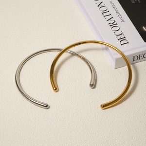 Set di girocolli aperti in metallo placcato oro 18 carati e argento con finitura lucida