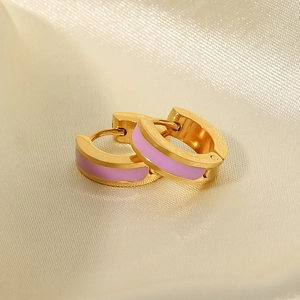 Détail de boucles d'oreilles en titane plaqué or 18 carats avec émail lavande sur soie