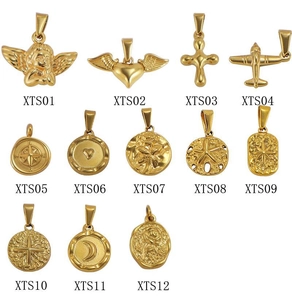Collection de douze pendentifs uniques en acier inoxydable plaqué or 18 carats sur blanc
