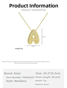 Vue détaillée du pendentif lettre A dorée avec dimensions et détails de l'incrustation