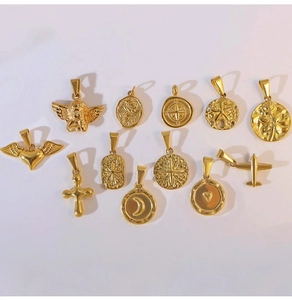 Collection de pendentifs en acier inoxydable doré 18K avec divers motifs symboliques variés