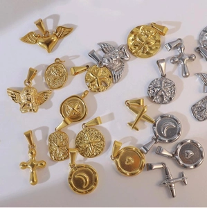 Détails des pendentifs en or et argent avec motifs anges, cœurs et croix