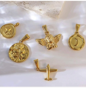 Pendentifs en acier inoxydable plaqué or 18K sur soie élégante et décor en pierre