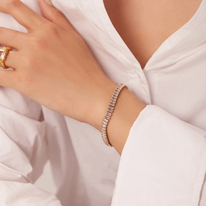 Dettaglio del bracciale tennis placcato oro 18 carati con zirconi con taglio baguette
