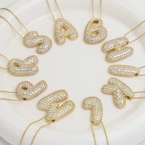 Détails des colliers alphabet bulles en laiton doré et oxydes de zirconium brillants