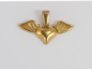 Vue détaillée d'un pendentif cœur doré avec ailes et anneau sur un fond minimaliste