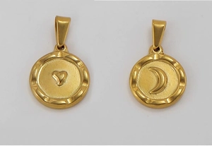 Détail de pendentifs en acier plaqué or 18K avec symboles cœur et croissant de lune