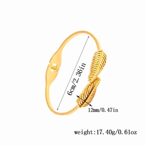 Dettaglio di bracciale a piuma dorata con chiusura a scatto e diametro di 6cm