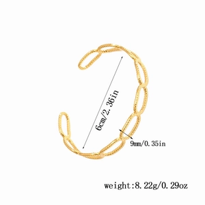 Dettaglio della larghezza di 9mm e diametro di 6cm del bracciale rigido dorato a maglie
