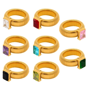 Ocho anillos coloridos estilo Tubogas con cristales de talla esmeralda en acero dorado