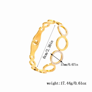 Dettaglio del bracciale in titanio dorato con anelli cavi e indicazione delle misure