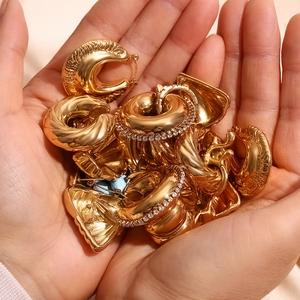 Collection détaillée de créoles évidées triangulaires et torsadées plaquées or 18 carats