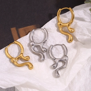 Détails des boucles d'oreilles triangulaires évidées en finitions or et argent poli