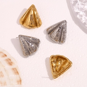 Gros plan de boucles d'oreilles triangulaires en or 18K et argent avec gouttes d'eau