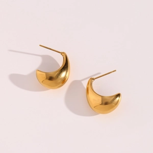 Vue détaillée des boucles d'oreilles polies en acier inoxydable doré en forme de bateau