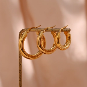 Dettaglio di tre dimensioni di orecchini a cerchio placcati oro 18K su espositore