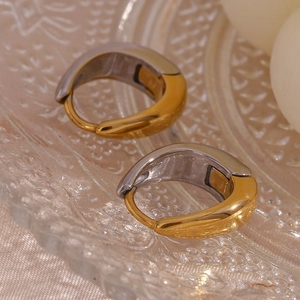 Detailansicht der birnenförmigen 18K vergoldeten Ohrringe mit stromlinienförmigem Design